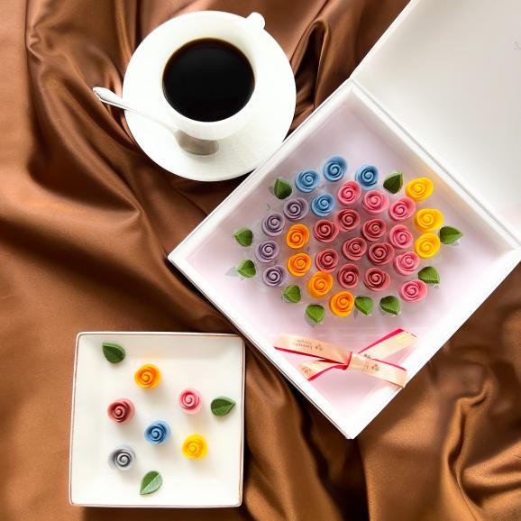 【開けて感動!バラのチョコレート】ブーケ ミニヨン・レインボー02
