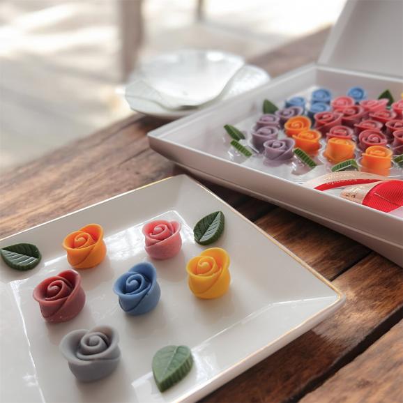 【開けて感動！バラのチョコレート】ブーケ ミニヨン・レインボー04