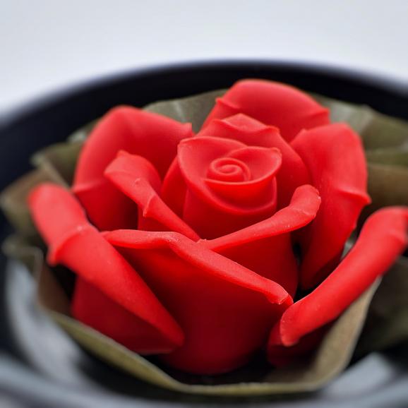 12月より販売開始【まるで本物!赤バラのチョコレート】ペタル・レッド03