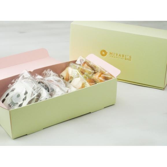 MIYABI'S バウムクーヘン3種と焼き菓子3種(いちごチョコ・ホワイトチョコ・スイートチョコバウム、マドレーヌ×２、フィナンシェ×２、クッキー(イチゴ、バニラ、チョコ)×2)計9個 2002 #805