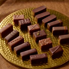エレガントで洗練された平箱に代表的なチョコレートがたっぷり入った豪華な詰合せ。