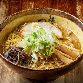 つくしの代名詞である味噌ラーメンと和風豚骨スープのうまみにこだわる塩ラーメンの乾麺のセット。