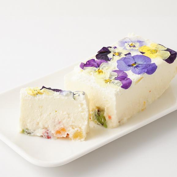 ビオラと果物のレアチーズケーキ