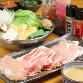 国産特選豚と徳島県産のブランド鶏「阿波尾鶏」のしゃぶしゃぶセットを京都の野菜とセットでお届けします。