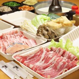 舌の上でとろける極上牛肉のしゃぶしゃぶセット。京都の野菜盛り合わせとセットでお届け！