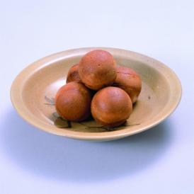 唐津を代表する饅頭「松露饅頭」は、銅板で一つ一つ丹念に焼き上げる丸い饅頭です。