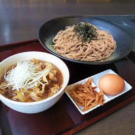 石臼製粉にこだわったそば粉を　毎朝熟練の職人が製麺する自家製生そば