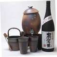 信楽焼・明山窯　焼酎サーバー　火色金小紋　2200ｃｃ(専用木台付き)+萬古焼き備前金彩氷4点セット+洞窟かめ貯蔵　本格米焼酎 巌窟王（がんくつおう）1800ｍｌ 