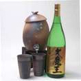 信楽焼・明山窯　焼酎サーバー　火色金小紋　2200ｃｃ(専用木台付き)+備前金彩焼酎ペアカップ+濱田酒造　黄麹仕込み芋焼酎 大魔王　２５度　1800ｍｌ 