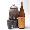 信楽焼・明山窯　焼酎サーバー　火色金小紋　2200ｃｃ(専用木台付き)+備前金彩焼酎ペアカップ+西酒造　富乃宝山　25度　1800ｍｌ