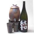 信楽焼・明山窯　焼酎サーバー　火色金小紋　2200ｃｃ(専用木台付き)+備前金彩焼酎ペアカップ+濱田酒造　芋焼酎 　結（ゆい）芋芋焼酎　28度　1800ｍｌ 