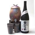 信楽焼・明山窯　焼酎サーバー　火色金小紋　2200ｃｃ(専用木台付き）+備前金彩焼酎ペアカップ+洞窟かめ貯蔵　本格米焼酎 巌窟王（がんくつおう）1800ｍｌ 