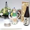 プレミアム日本酒とそ器セット 萬古焼きお屠蘇5点セット岸寿美子デザインＡ（盆白）+朝日酒造 久保田 萬寿 純米大吟醸 720ｍｌ桐箱入り（日本酒）(日本製万古焼き(三重県))
