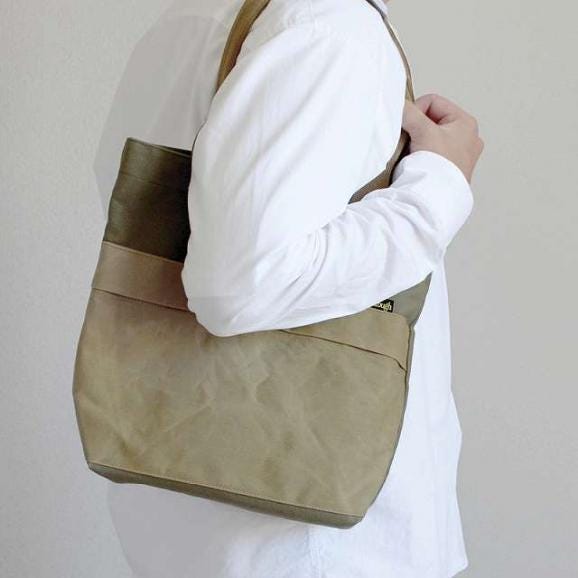 夏の贈り物お中元 トートバッグ そだてる帆布Grough ネイビー×ブラウン 本体：36（底面25）×10×30cm、持ち手立ち上がり：約21cm ★外側：フラップ付マグネット式ポケット×1、内側：吊02