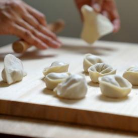 つるんと食べやすくてお子様にも人気！福助製麺所様に作っていただいているオリジナルの皮で包みます。