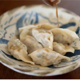 むっちり、つるんとした皮で、ジューシーなおいしさをたっぷりと包み込んだ水餃子。