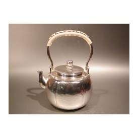 茶器・茶道具　銀瓶　阿古陀（あこだ）型 湯沸　銀仕上、秀峰堂作