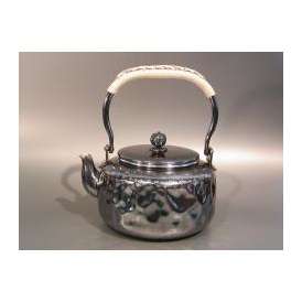 茶器・茶道具　銀瓶　岩目（いわめ）湯沸　銀燻（ギン イブシ）仕上、秀峰堂作