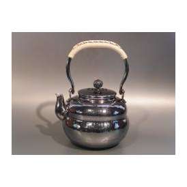 茶器・茶道具　銀瓶　六瓢（むびょう）湯沸　銀燻（ギン イブシ）仕上、秀峰堂作