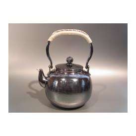茶器・茶道具　銀瓶　丸型湯沸　銀燻（ギン イブシ）仕上、秀峰堂作
