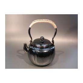 茶器・茶道具　銀瓶　阿古陀（あこだ）型　湯沸　銀燻（ギン イブシ）仕上、秀峰堂作
