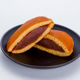 栃木県産「とちおとめ」と白餡を合わせた自家製の苺餡を挟んだどら焼きです