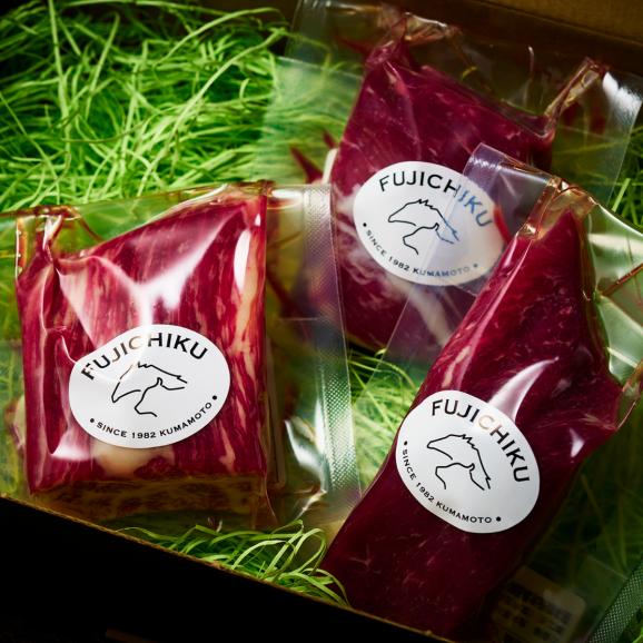 【全国送料無料・ポイント3倍】&ldquo;とろける中トロ入り&rdquo;馬肉生育マイスターのお墨付き&ldquo;朝採れ&rdquo;「ふじ馬刺し 彩」 240g(上赤身80g2点 中トロ80g1点） 4~6人前 タレ・生姜付【熊本より直送】04