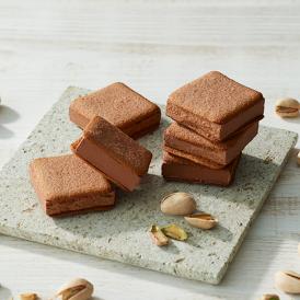 空気を含ませる特別な方法で作られたチョコレートは、重たすぎず、なめらかな口溶け。