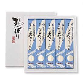 能登海洋深層水のミネラル水で練り上げ熟成させたコシが強く滑らかなノド越しのツルツル麺です。