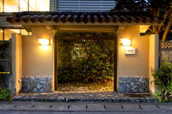 琉球料理と琉球舞踊 四つ竹