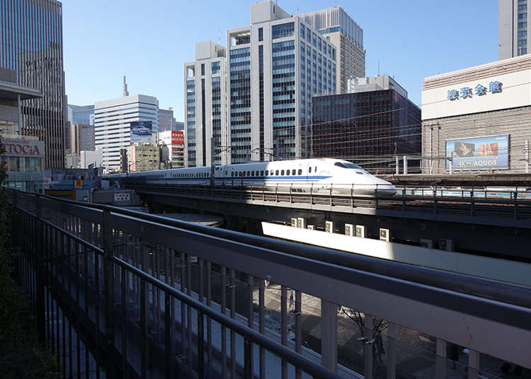 Mengambil gambar shinkansen (kereta api laju)