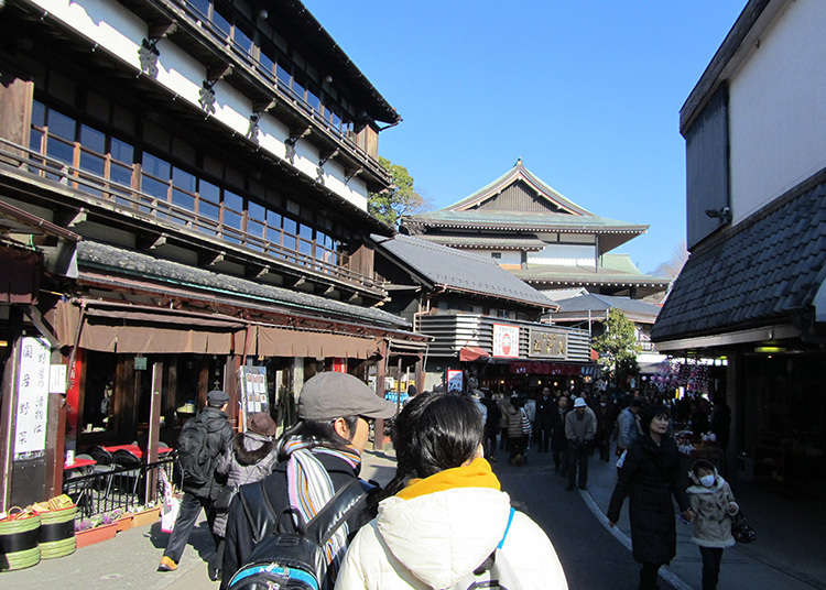 Jalan menuju kuil di gunung Narita adalah pasar belut terkenal