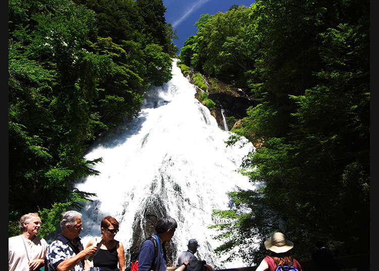 Air terjun tersohor yang mengalir di permukaan batu di Oku-Nikko