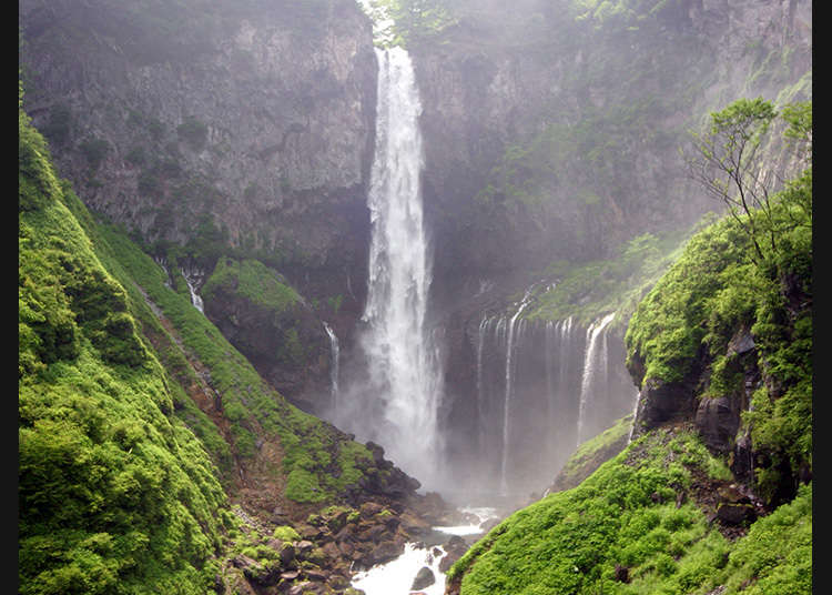 日本少有以落差聞名的壯觀瀑布「華嚴瀑布」