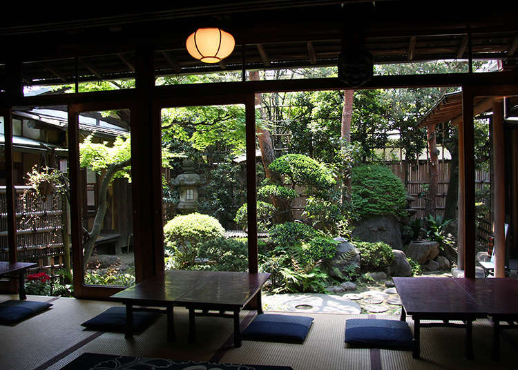 日本の民家のお座敷で和風カフェタイム