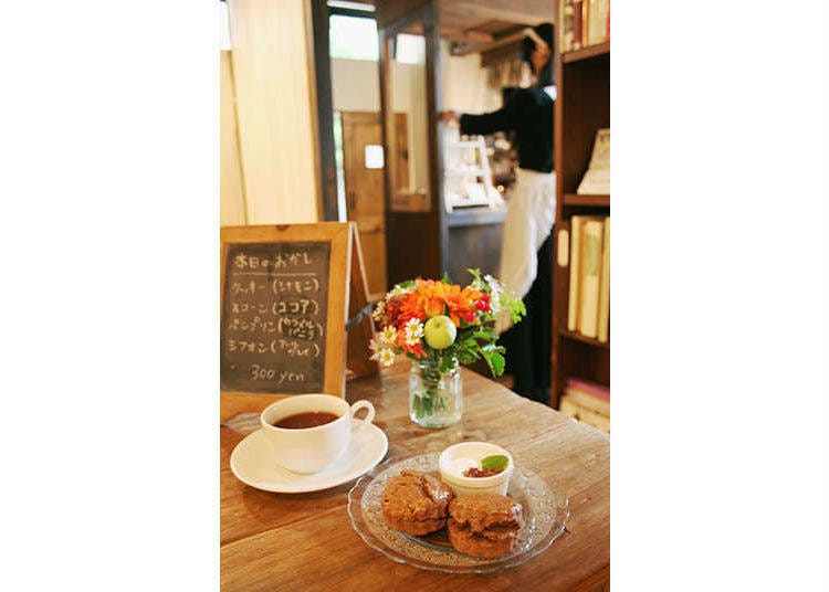 4. Schatz Kiste: Relaxează-te într-o cafenea clasică Maid Cafe Tokyo Environment