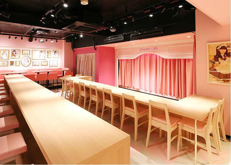 1. @ home café: Breng tijd door met Kawaii Maids in Akihabara