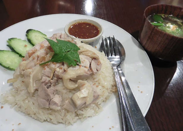 Khao man kai (atau dikanali sebagai nasi ayam Hainan) sedap yang boleh didapati di kawasan metropolitan.
