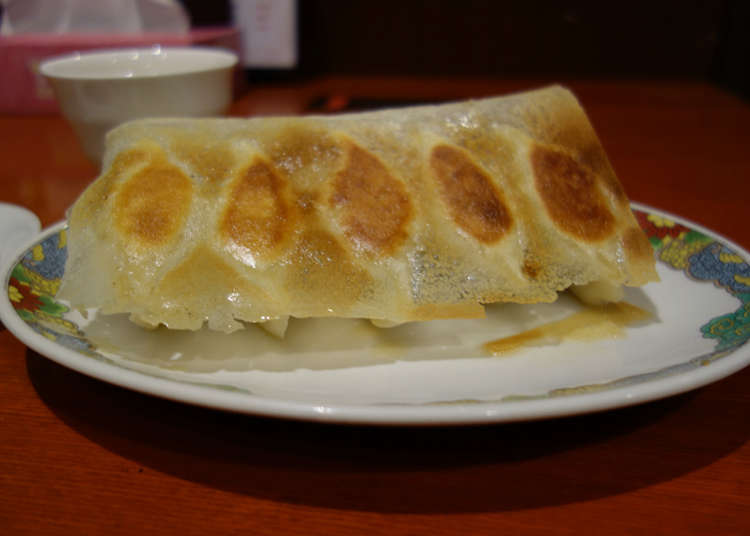 Cheers with hanetsuki-gyoza (grilled dumpling with feathers)! At Ni-hao Keishinkaku