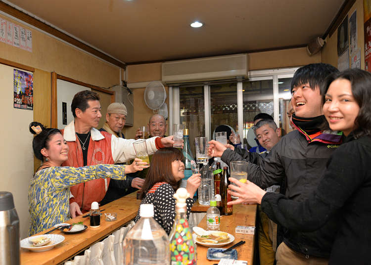 Bar minum sambil berdiri "Sashimiya Gotsubo" yang kaya dengan adab dan tatasusila.