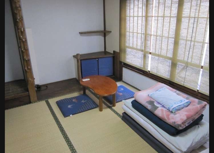 畳の部屋で布団を敷く日本スタイル