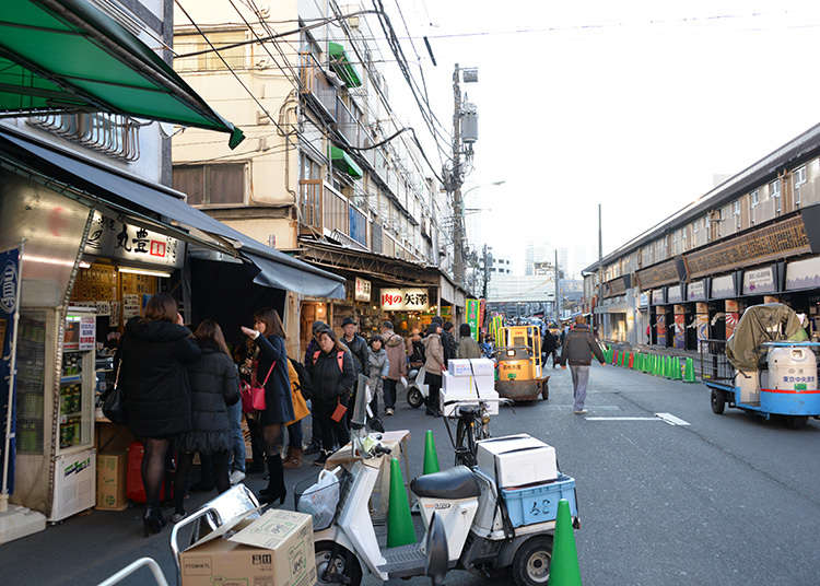 Taste food in the Tsukiji Outer Market