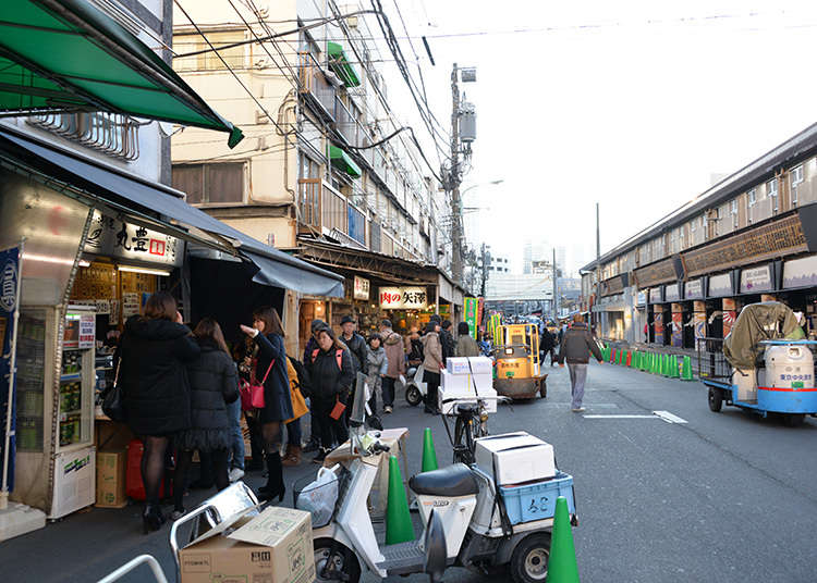 Berjalan dan makan di Tsukiji Outer (Jyogai) Market
