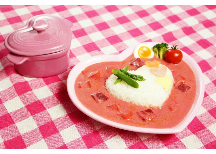 Our favorite: the Moe Moe Pink Curry ~Pyua-rari ∞ Kyua-rari Magic Spell~ for 1,200 yen (tax excluded), potato salad included.