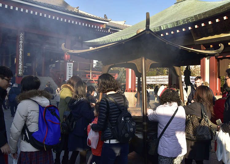 浅草寺で煙を浴びる