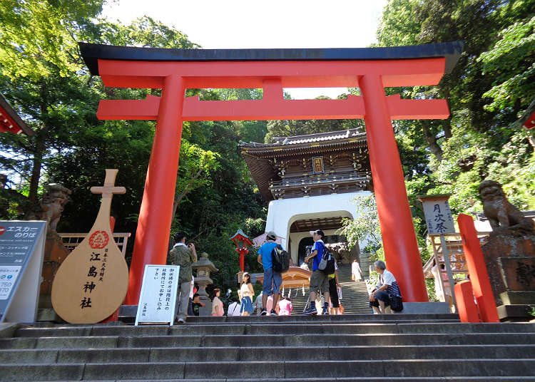 Berjalan di Sando (jalan ke kuil Shinto) dan melawat "Enoshima Jinja"
