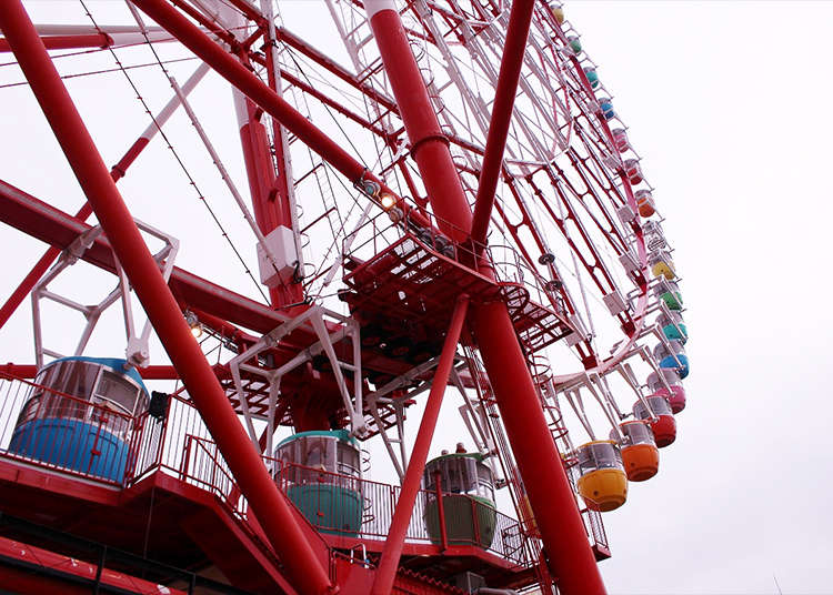 Melihat pemandangan di "Ferris Wheel Palette Town"