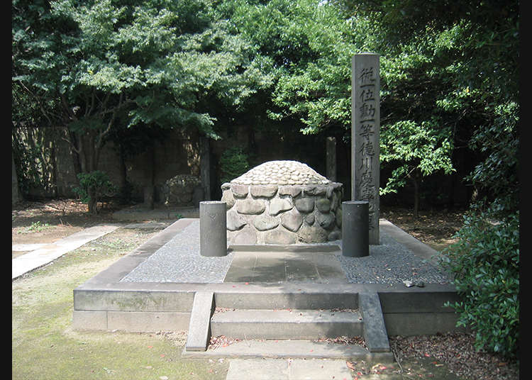 Stroll in Yanaka Cemetery filled with historical atmosphere