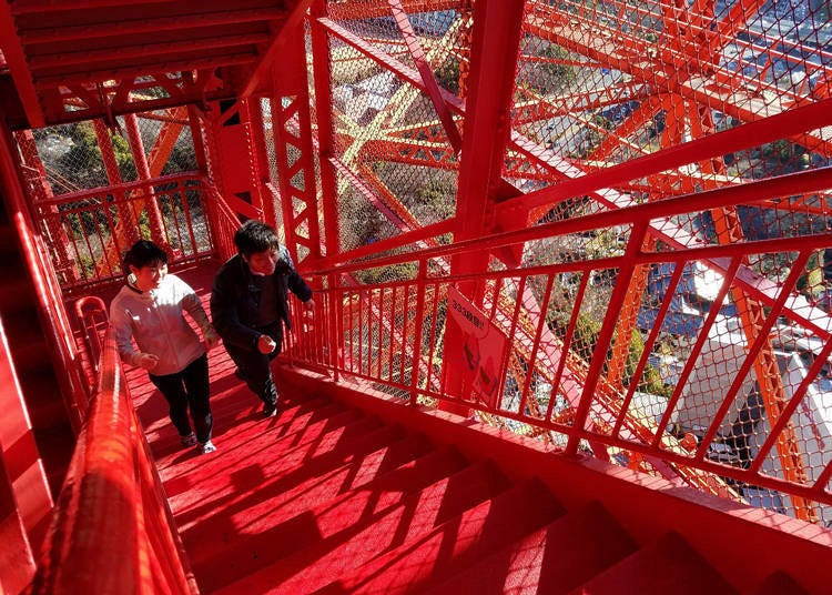 用爬的登上東京鐵塔！