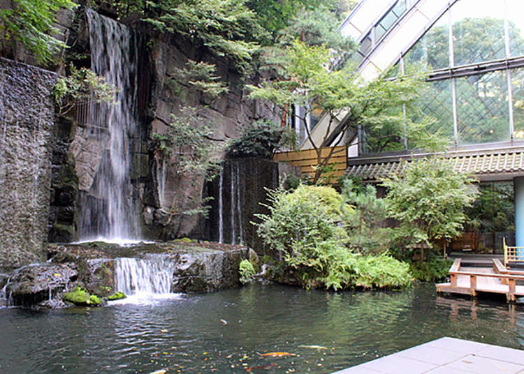 A waterfall in the heart of the city!? Strolling around the back area